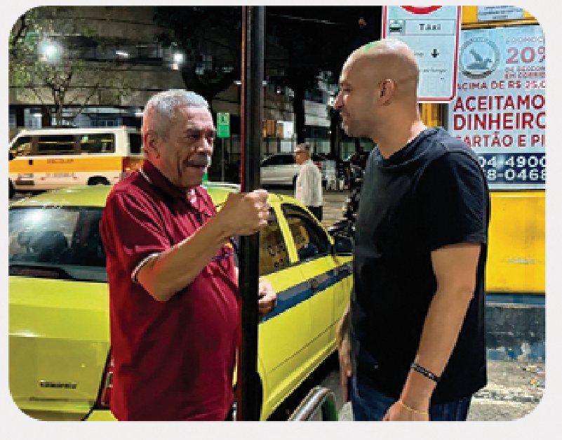 Marcio Ribeiro conversando com taxista
