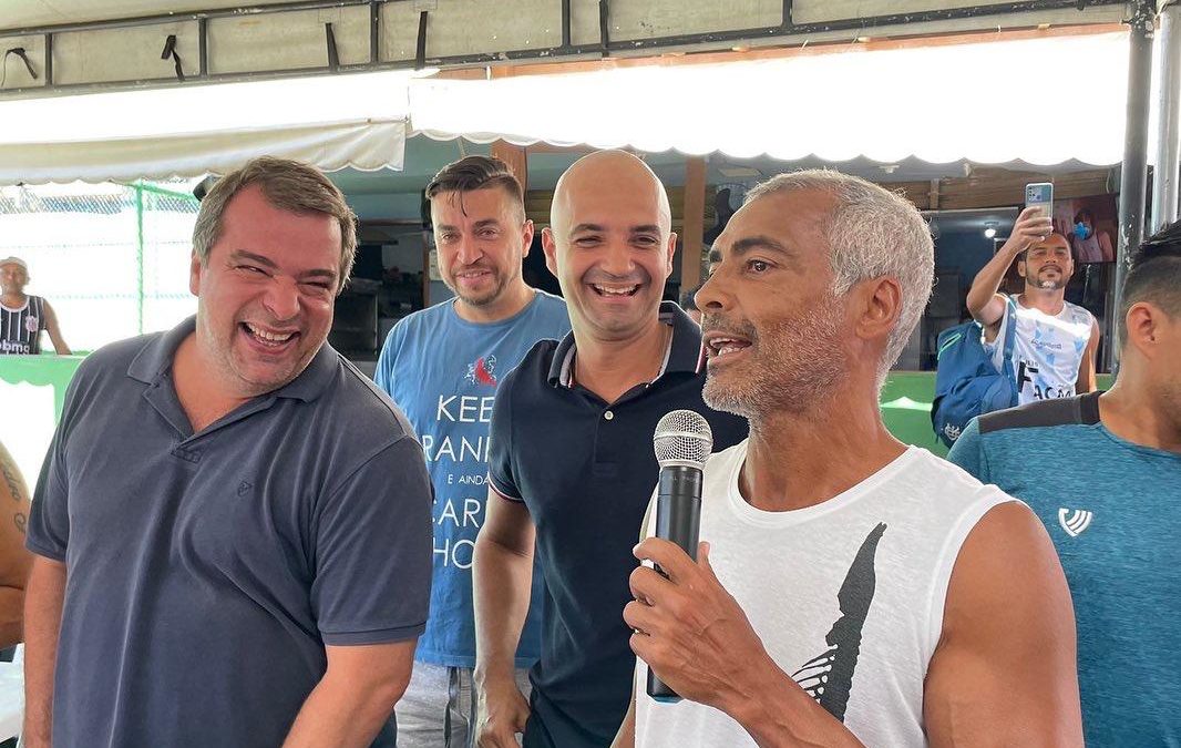 Secretaria Municipal de Esportes e Lazer reforma campo na Maré, Vila Isabel e no Rocha