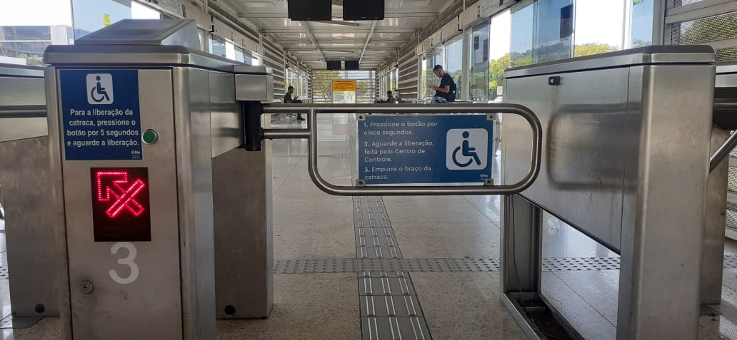 Estações do BRT devem receber catracas automáticas para acesso de cadeirantes