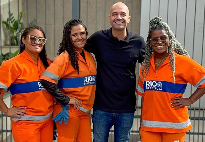Iluminação Laranja em Homenagem aos Garis e aos 50 Anos da Comlurb