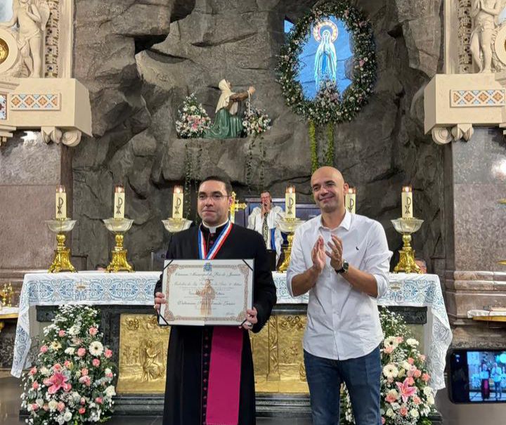 Cônego Valtemario recebe Medalha São Francisco de Assis em Vila Isabel